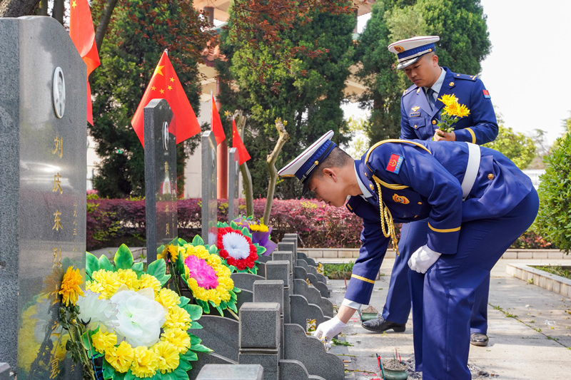 清明祭英烈。衡阳消防供图