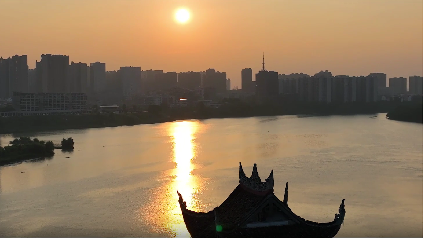 落日熔金，把黄昏写成诗